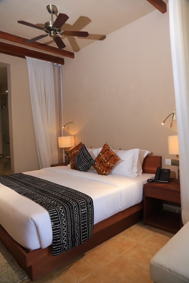 Spacious double room interior with ensuite and nature view at Entikko
