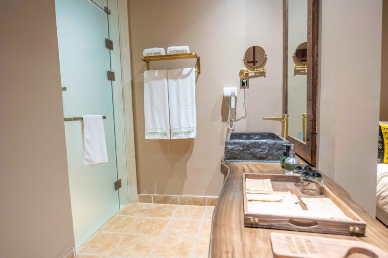 Premium bathroom with neatly arranged towels and modern amenities at Entikko Safari Lodge Uganda near Murchison Falls