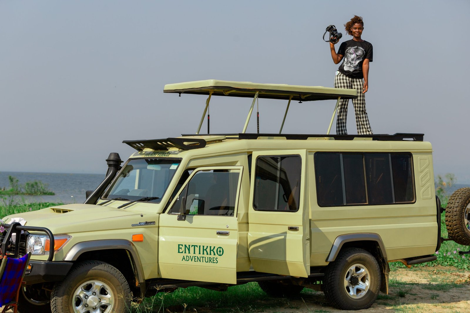 Guests enjoy a bush-style breakfast beside the safari vehicle during an early morning drive from Entikko Safari Lodge.