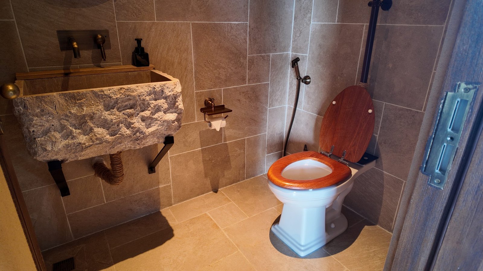 Deluxe Cottage bathroom at Entikko Safari Lodge