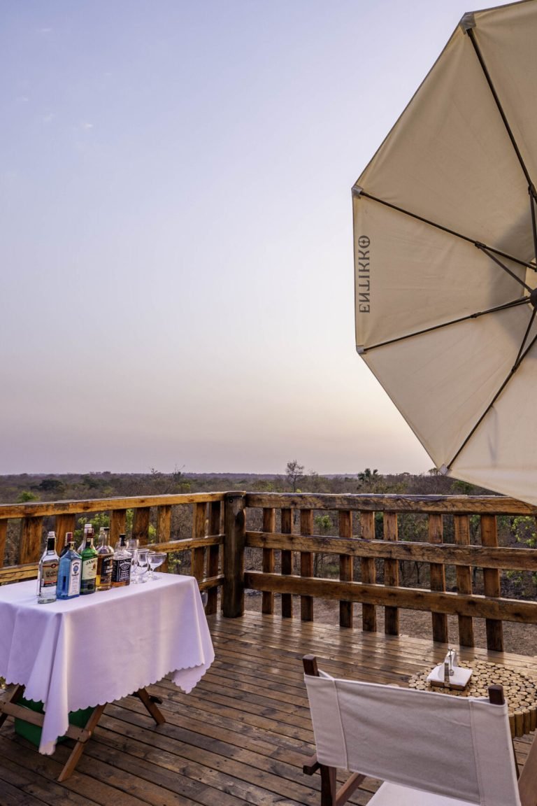 outdoor-romantic-dinner-entikko-safari-lodge